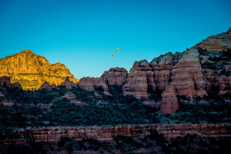 Globos del aire caliente de la salida del sol cerca de Sedona, Arizona imagen de archivo Globos del aire caliente de la salida del sol cerca de Sedona, Arizona imagen de archivo
