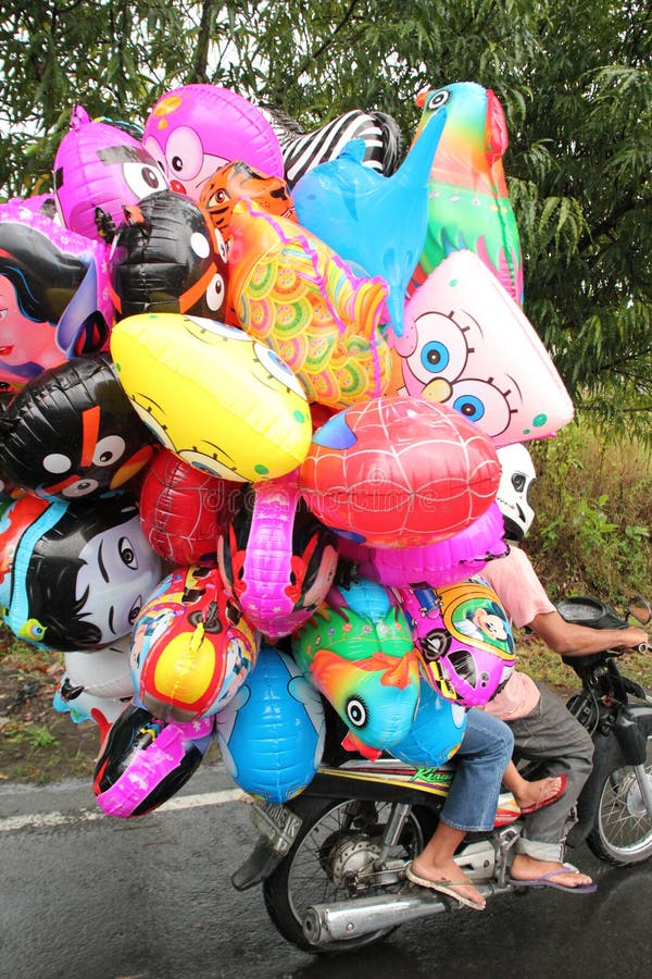 Globos en una bici imágenes de archivo libres de regalías Globos en una bici imágenes de archivo libres de regalías
