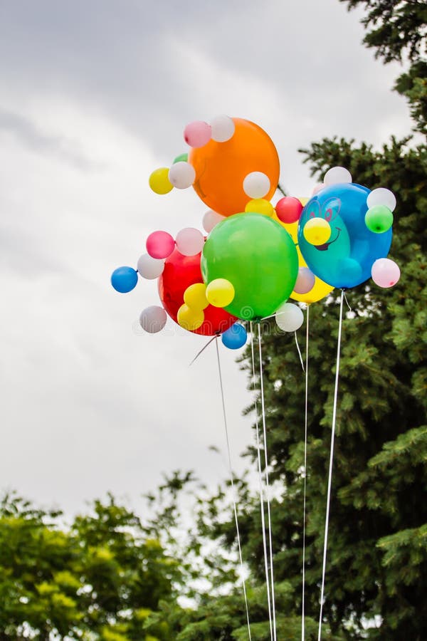 Globos multicolores contra la perspectiva de un cielo nublado fotos de archivo libres de regalías Globos multicolores contra la perspectiva de un cielo nublado fotos de archivo libres de regalías