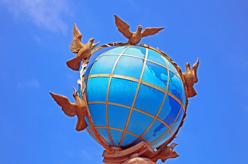 Globus-Kugel-Monument auf Unabhängigkeits-Quadrat, Kyiv, Ukraine