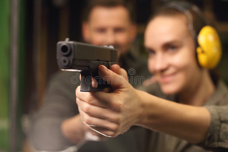 Glock, tiri della donna alla gamma di fucilazione immagine stock libera da diritti Glock, tiri della donna alla gamma di fucilazione immagine stock libera da diritti