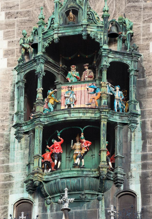 El Glockenspiel Histórico En Marienplatz, Munich, Alemania Imagen de