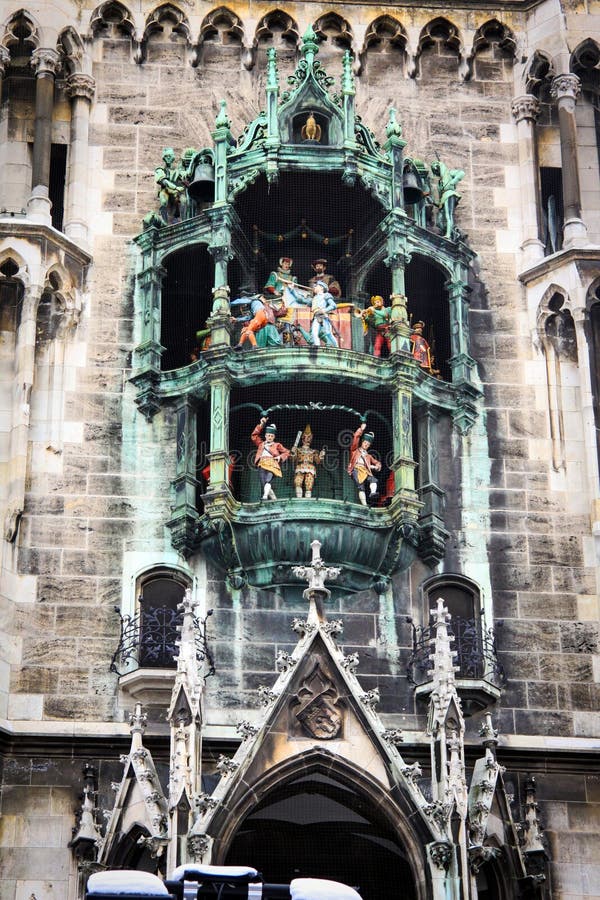 Glockenspiel En Munich, Alemania Foto de archivo Imagen de culturas
