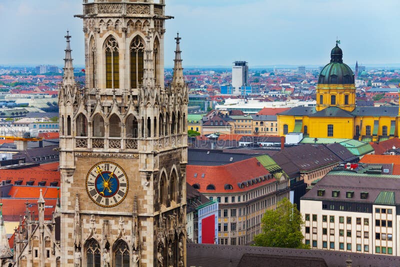 GlockenspielUhr, TheatineKirche in München Stockbild Bild von haus, gotisch 39410955