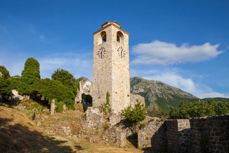Glockenturm in den Ruinen der alten Stadtstange, Montenegro lizenzfreie stockbilder Glockenturm in den Ruinen der alten Stadtstange, Montenegro lizenzfreie stockbilder