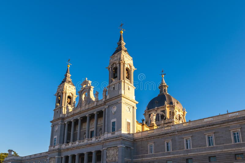 Glockenturm der Kathedrale Almudena in Madrid, Spanien stockbilder