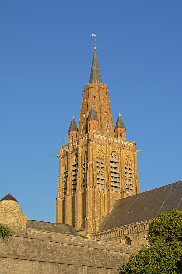 Glockenturm der Kirche unseres Dame oder Ã-‰ glise Notre-Dame in Calais, Frankreich, im Abendsonnenlicht stockbild Glockenturm der Kirche unseres Dame oder Ã-‰ glise Notre-Dame in Calais, Frankreich, im Abendsonnenlicht stockbild