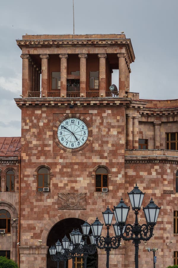 Ереван часовой. Башня в Ереване. Часовая башня Армения. Ереван башня с часами. Площадь Республики Ереван часы.