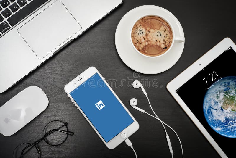 Gloednieuwe Apple iPhone 8 Plus met de LinkedIn-app op het scherm royalty-vrije stock foto