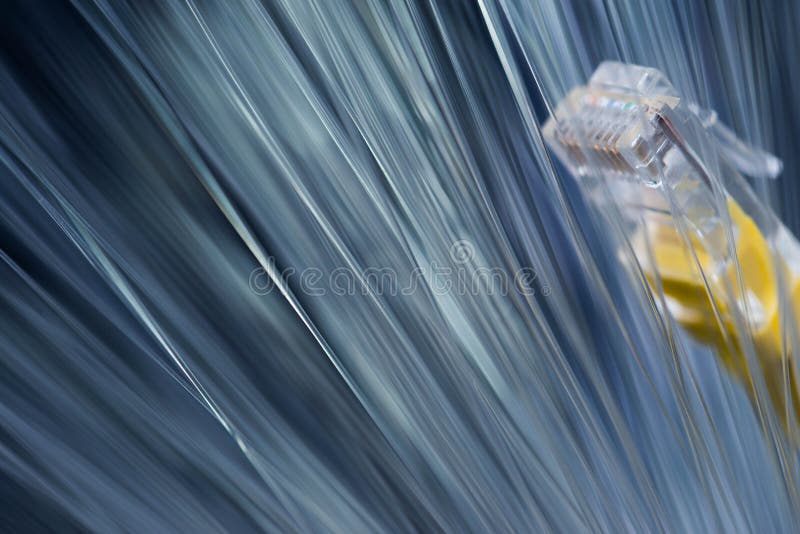 Gloeiende optische vezels, gele Internet-schakelaar, nadruk op de schakelaar, stock foto Gloeiende optische vezels, gele Internet-schakelaar, nadruk op de schakelaar, stock foto