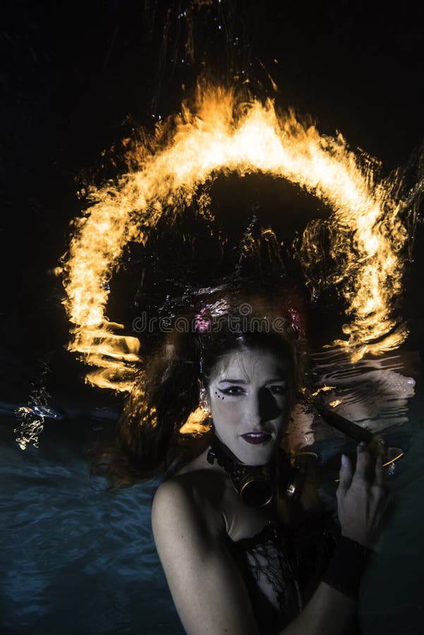 Gloria del fuego sobre sirena foto de archivo libre de regalías Gloria del fuego sobre sirena foto de archivo libre de regalías