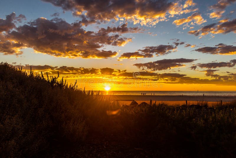 Glorierijk zonsondergangzeegezicht bij Glenelg-strand, Adelaide, Australië stock foto's Glorierijk zonsondergangzeegezicht bij Glenelg-strand, Adelaide, Australië stock foto's