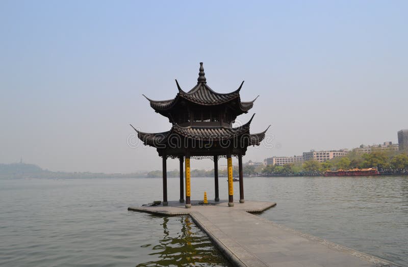 Puesta Del Sol En El Lago Del Oeste Hangzhou, China Foto editorial