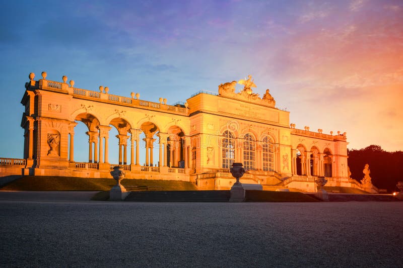Gloriette dans des jardins de palais de Schoenbrunn, Vienne, Autriche images stock Gloriette dans des jardins de palais de Schoenbrunn, Vienne, Autriche images stock