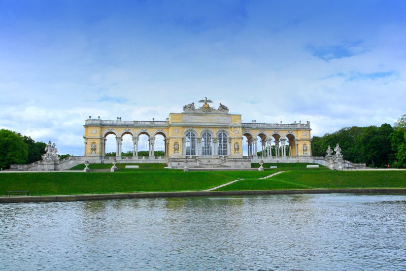 Gloriette dans le jardin de palais de Schonbrunn, Vienne photographie stock libre de droits Gloriette dans le jardin de palais de Schonbrunn, Vienne photographie stock libre de droits