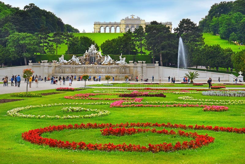 Gloriette e fontana di Nettuno nel parco di Schonbrunn, Vienna immagine stock Gloriette e fontana di Nettuno nel parco di Schonbrunn, Vienna immagine stock