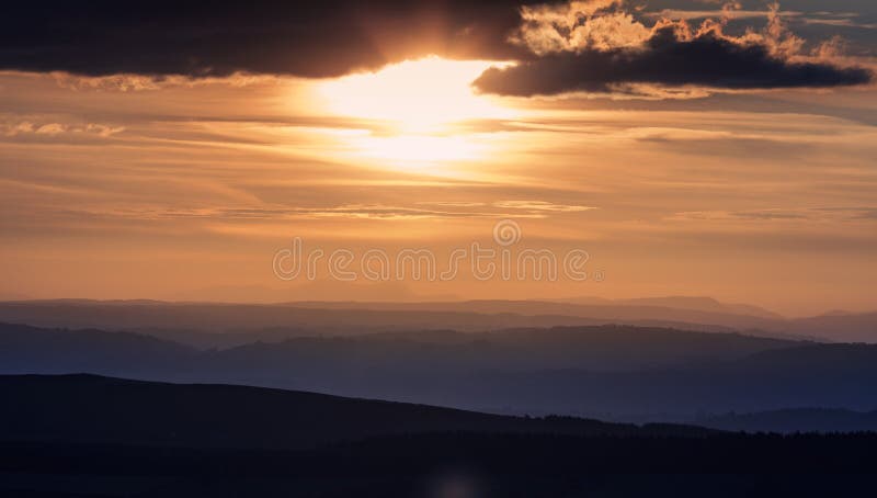 Glowing Sun over Hilly British Countryside stock photography Glowing Sun over Hilly British Countryside stock photography