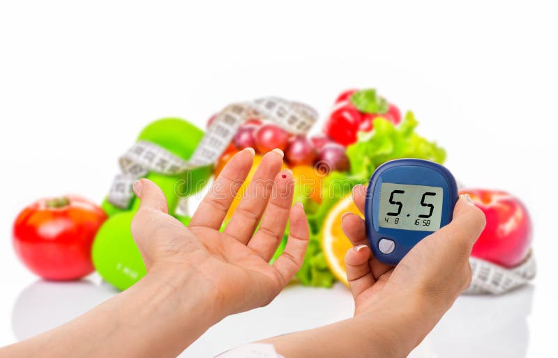 Glucometer pour le niveau de glucose et l'aliment biologique sain sur un fond blanc Concept de diabète photographie stock Glucometer pour le niveau de glucose et l'aliment biologique sain sur un fond blanc Concept de diabète photographie stock