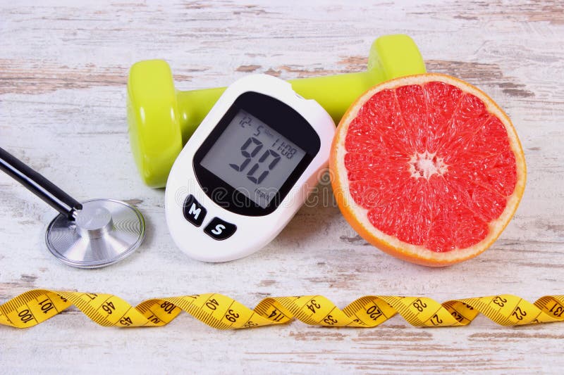 Glucometer, stetoskop, ny grapefrukt och hantlar för kondition, sockersjuka, sunda livsstilar