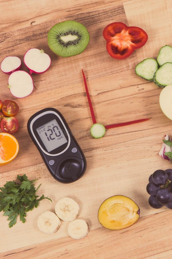 Glucometro ottenuto dal tenore di zucchero e dall'orologio di frutta con verdura immagine stock libera da diritti