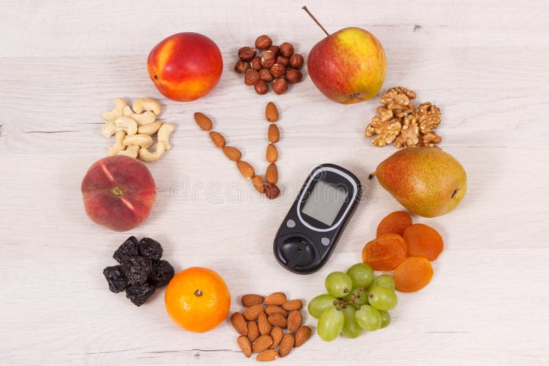 Glucometro per il controllo del livello di zucchero e dell'orologio della frutta, tempo per risoluzioni del concetto di nutrizion fotografia stock libera da diritti