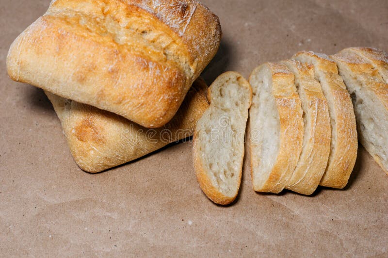 Glutenu bezpłatny domowej roboty chleb Bezpłatni kawałki pszeniczny chleb na rzemiośle tapetują obraz royalty free Glutenu bezpłatny domowej roboty chleb Bezpłatni kawałki pszeniczny chleb na rzemiośle tapetują obraz royalty free
