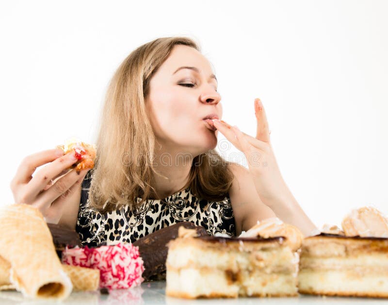 Woman was eaten. Мужчина ест пирожное. Девушка с пирожным. Женщина ест пирожное. Девушка ест пирожное.