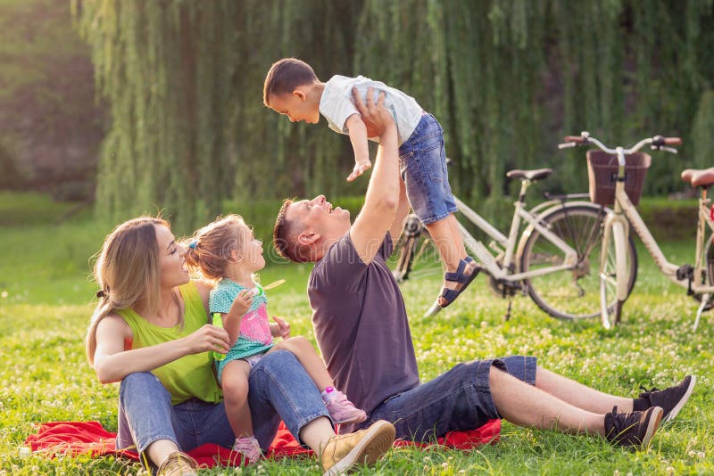 Glückliche Kindheit - Vater, der oben seinen Jungen aufzieht lizenzfreie stockfotos Glückliche Kindheit - Vater, der oben seinen Jungen aufzieht lizenzfreie stockfotos