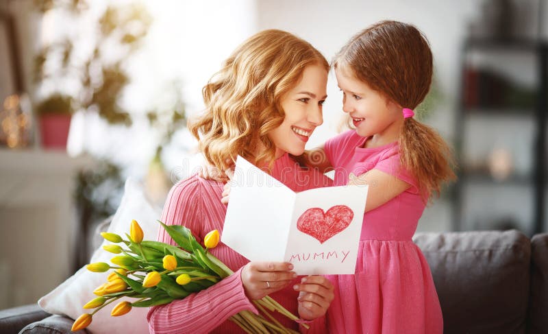 Glücklicher Muttertag! Kindertochter gibt Mutter einen Blumenstrauß von Blumen zu den Tulpen und zur Postkarte