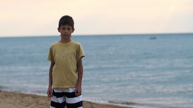 Glücklicher Teenager am Strand, der die Kamera am Abend betrachtet stockfotos Glücklicher Teenager am Strand, der die Kamera am Abend betrachtet stockfotos