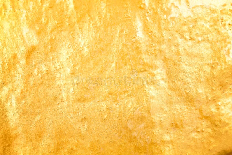 Glänzende Goldfarbe auf Betonmauerbeschaffenheit für Hintergrund stockbilder Glänzende Goldfarbe auf Betonmauerbeschaffenheit für Hintergrund stockbilder