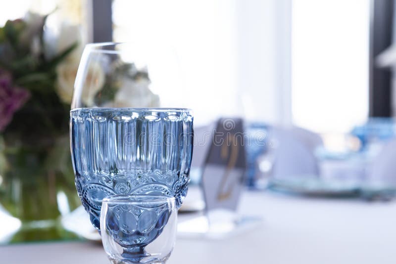 Gläser auf der Hochzeitstafel auf einem hellen Hintergrund, Nahaufnahme stockfotografie Gläser auf der Hochzeitstafel auf einem hellen Hintergrund, Nahaufnahme stockfotografie