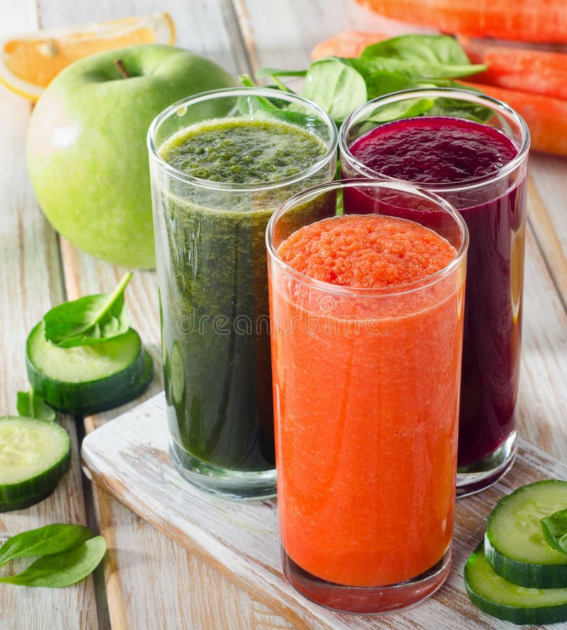 Gläser mit Frischgemüsesäften Detoxdiät stockfotos Gläser mit Frischgemüsesäften Detoxdiät stockfotos
