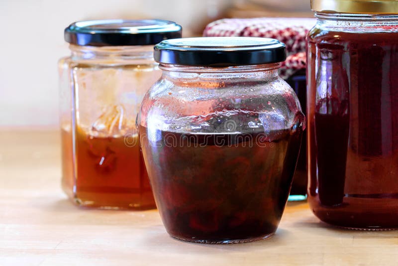 Gläser mit verschiedener selbst gemachter Fruchtmarmelade stockfotos