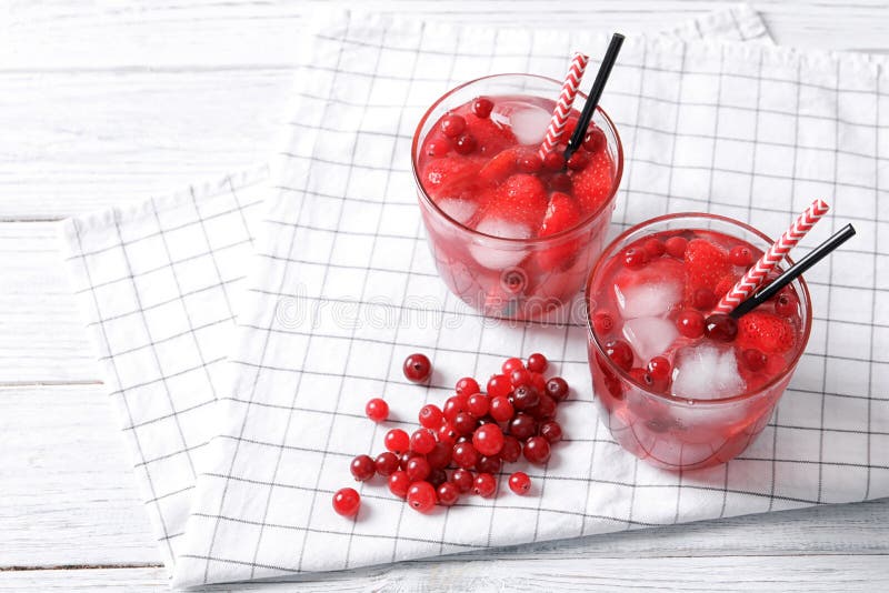 Gläser natürliche Limonade mit Beeren auf Tabelle lizenzfreies stockfoto Gläser natürliche Limonade mit Beeren auf Tabelle lizenzfreies stockfoto