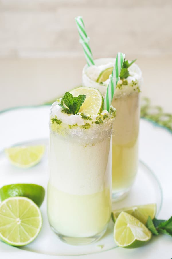 Gläser neue brasilianische Limonade oder limeade stockbild Gläser neue brasilianische Limonade oder limeade stockbild