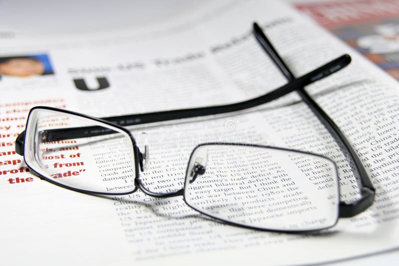 Gläser und Handelszeitung lizenzfreies stockbild Gläser und Handelszeitung lizenzfreies stockbild