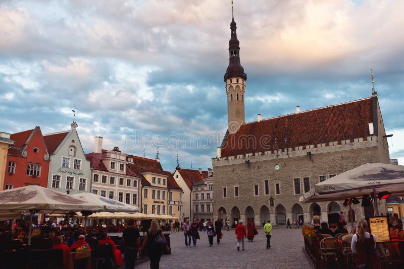 Glättung der Messe auf der Stadt Hall Square in Tallinn, Estland lizenzfreies stockfoto Glättung der Messe auf der Stadt Hall Square in Tallinn, Estland lizenzfreies stockfoto