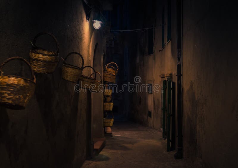 Glättung der Straße mit hellen Laternenkörben auf Wand, Tropea, Ita stockbild Glättung der Straße mit hellen Laternenkörben auf Wand, Tropea, Ita stockbild