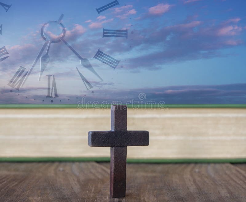 glödande sky för kors Kors och bibel fotografering för bildbyråer glödande sky för kors Kors och bibel fotografering för bildbyråer