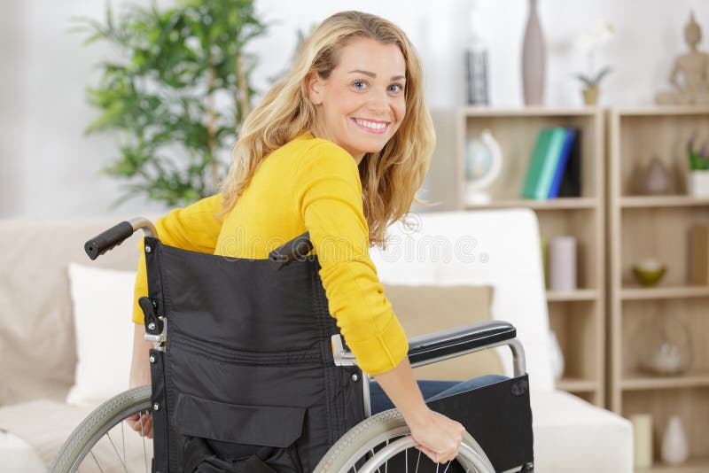 Glücklich behinderte Frau zu Hause stockfotografie