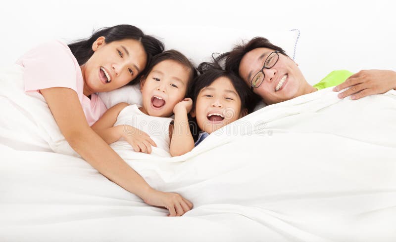 Glücklich Familie auf dem Bett stockfoto Glücklich Familie auf dem Bett stockfoto