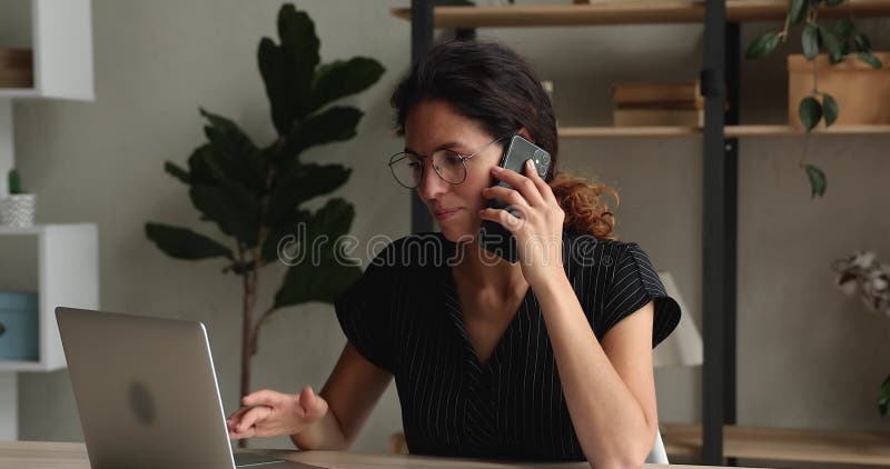 Glücklich junge Geschäftsfrau in Brille sprechen auf Handy.