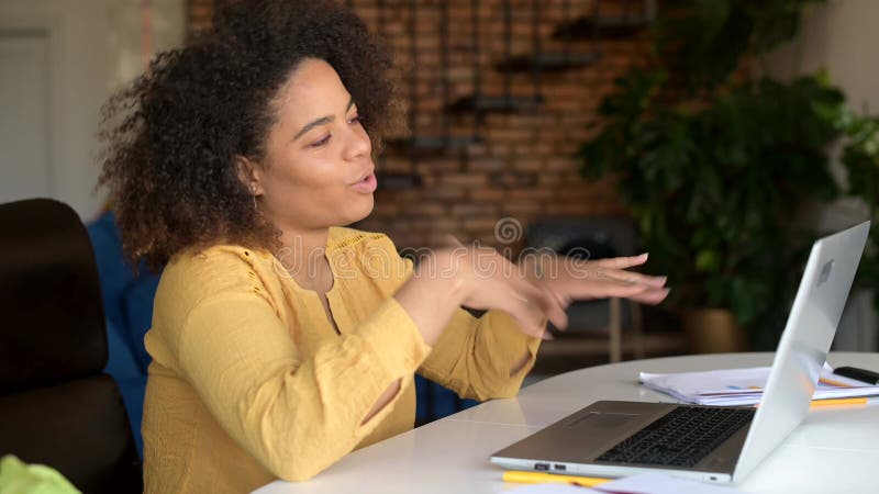 Glücklich lockig afrikanisch amerikanisch jung frau sprechen online mit laptop