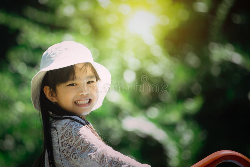 Glücklich von den Kindern, die am Park spielen lizenzfreie stockfotografie Glücklich von den Kindern, die am Park spielen lizenzfreie stockfotografie
