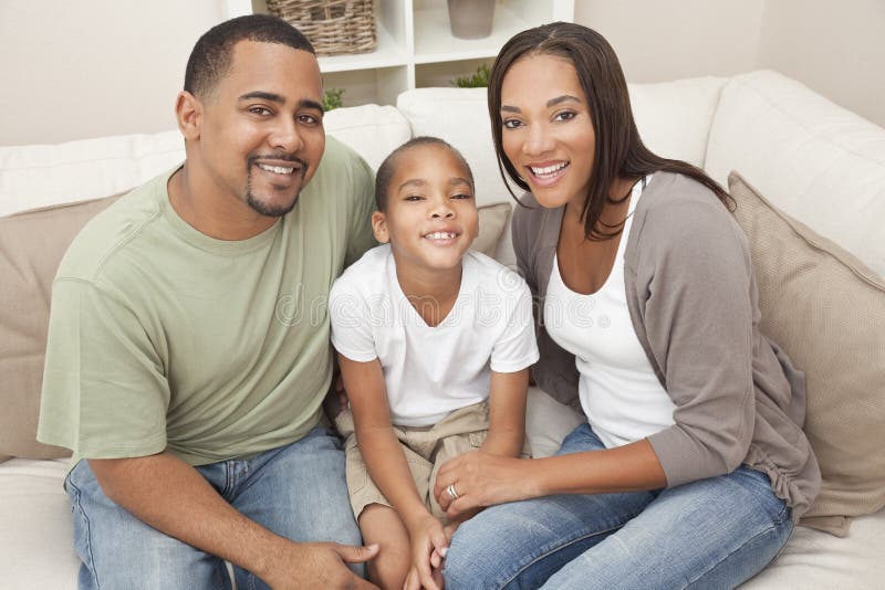 Glückliche Afroamerikaner-Muttervater-Sohn-Familie stockfotos Glückliche Afroamerikaner-Muttervater-Sohn-Familie stockfotos