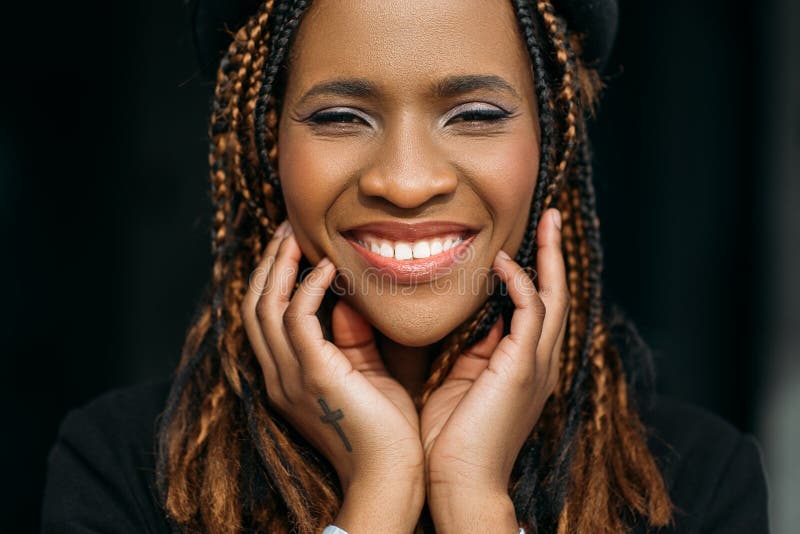 Glückliche Afroamerikanerfrau Zahnarztwerbung lizenzfreie stockfotos Glückliche Afroamerikanerfrau Zahnarztwerbung lizenzfreie stockfotos