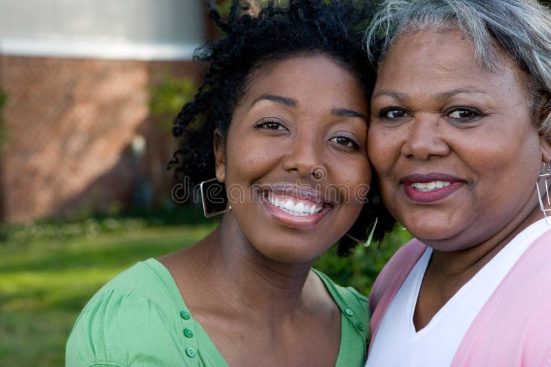 Glückliche Afroamerikanermutter und ihr daugher stockfotografie Glückliche Afroamerikanermutter und ihr daugher stockfotografie