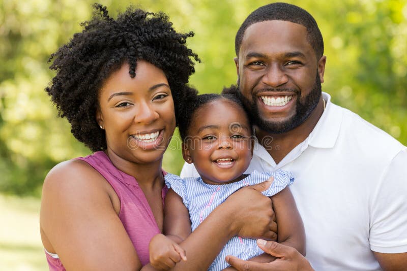 Glückliche afroamerikanische Familie lacht und lächelt lizenzfreie stockbilder