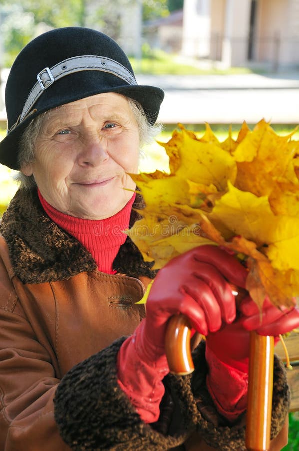 Glückliche alte Frau lizenzfreies stockbild Glückliche alte Frau lizenzfreies stockbild
